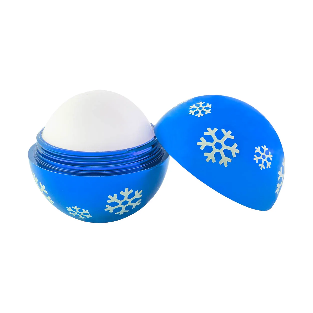 Blauwe lippenbalsem in rond potje met witte sneeuwvlokken en geopend deksel