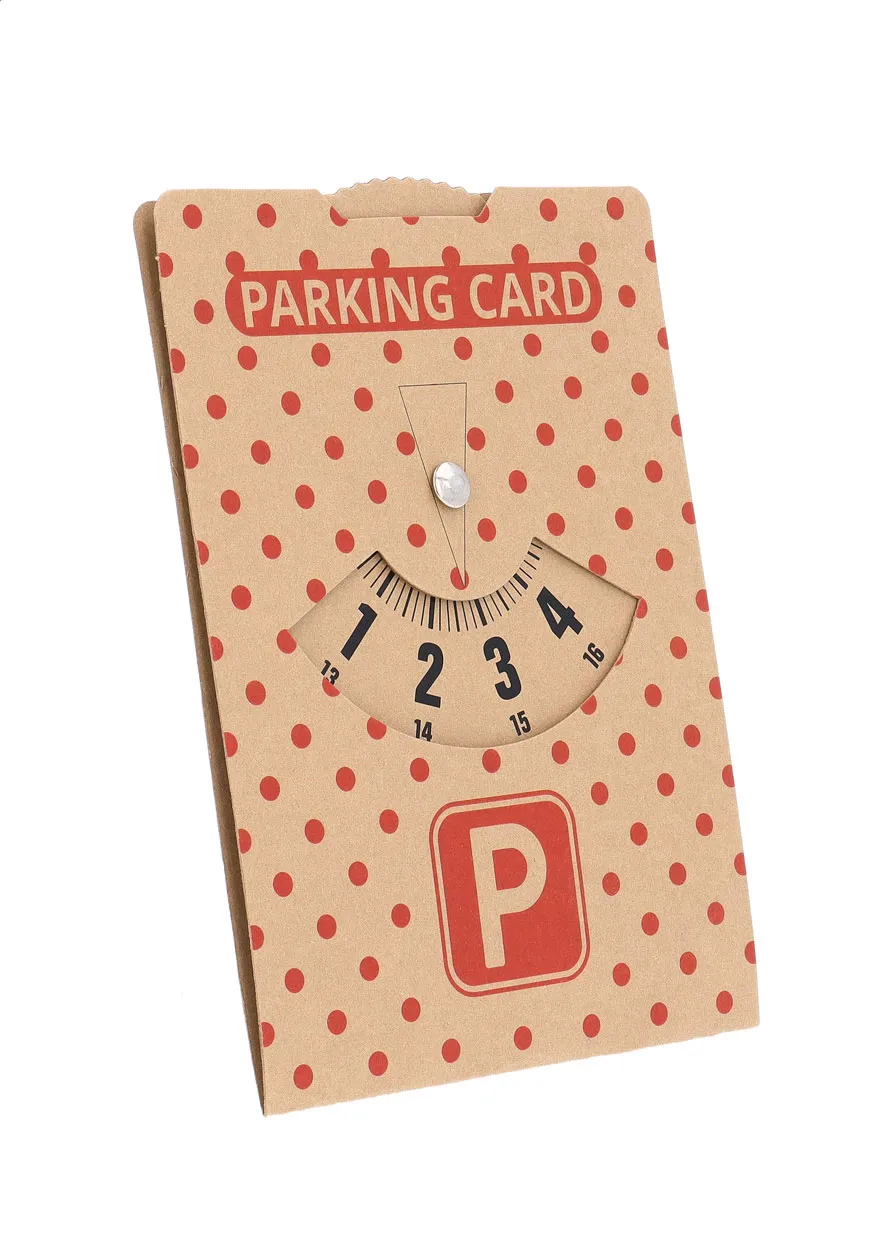 Kraftpapieren parkeerschijf met rode stippen, tijdschaal en parkeerlogo