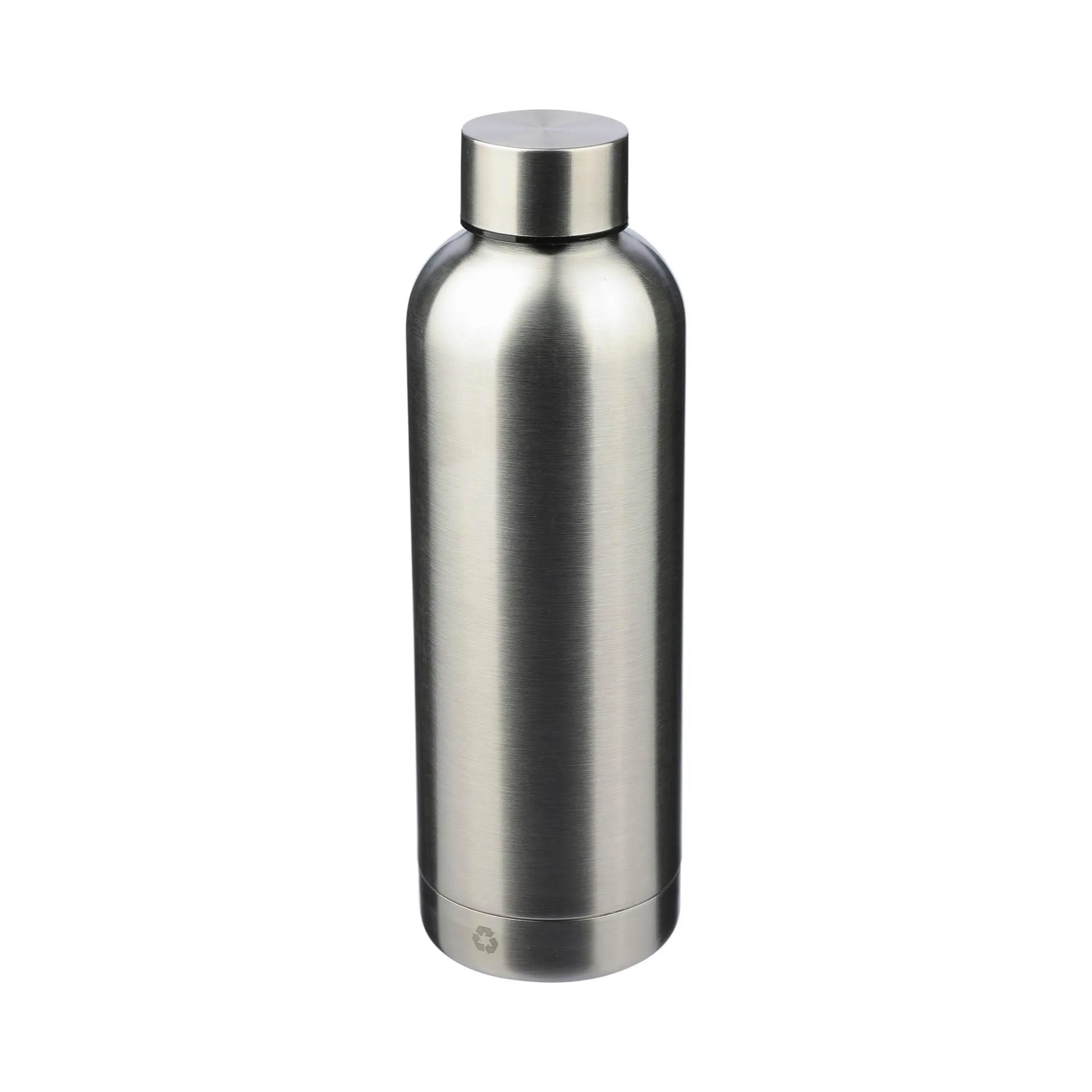 Geïsoleerde zilveren drinkfles van 500 ml, gemaakt van gerecycled materiaal.