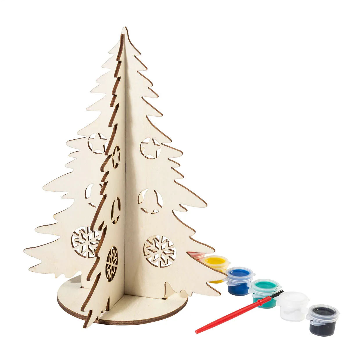 Houten kerstboom met uitgesneden motieven, verfpotjes en penseel